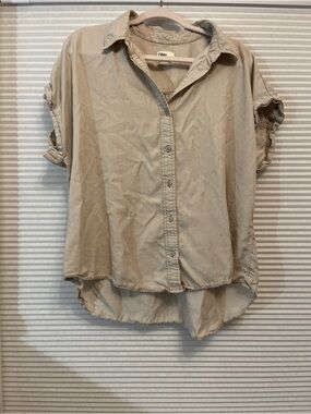 Tilly's Beige Short-Sleeve Button-Up Shirt